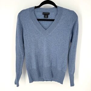 Sofia Cashmere 100% cashmere quiet luxury Blue V-Neck Sweater